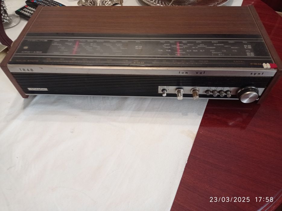 Rádio dos anos 70 a funcionar perfeitamente