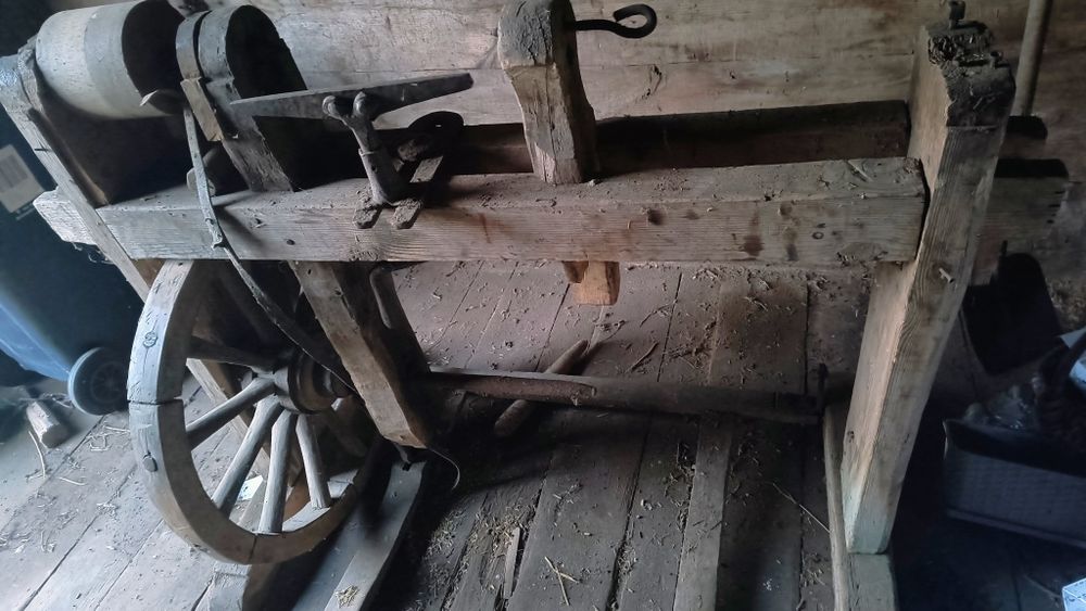 Stara drewniana tokarka.
