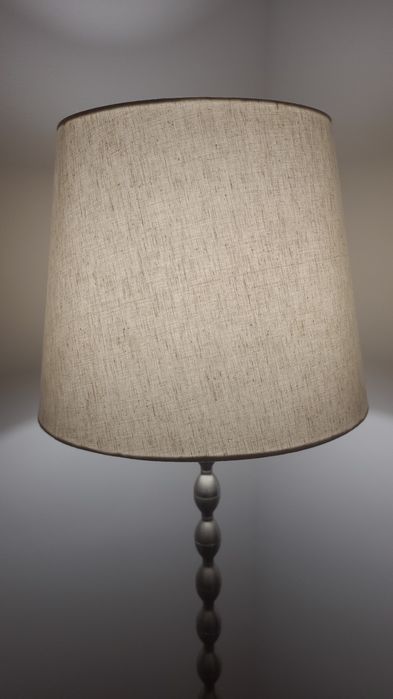 Candeeiro pé alto com abajur beje