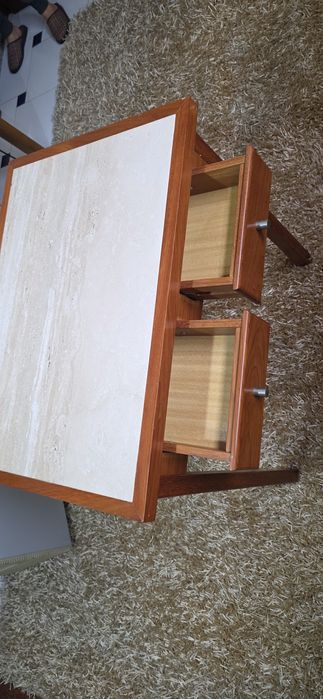 Mesa de madeira com pedra mármore