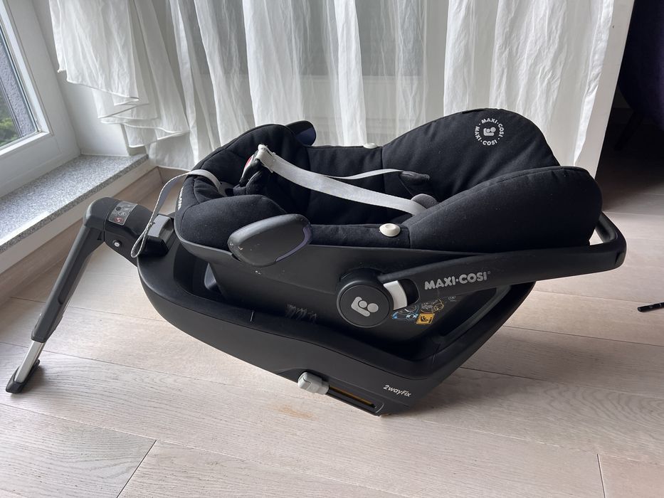 Maxi cosi z bazą i lusterkiem