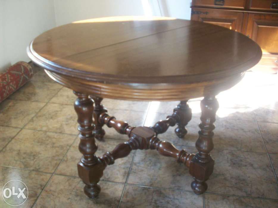 Mesa de sala antiga e robusta