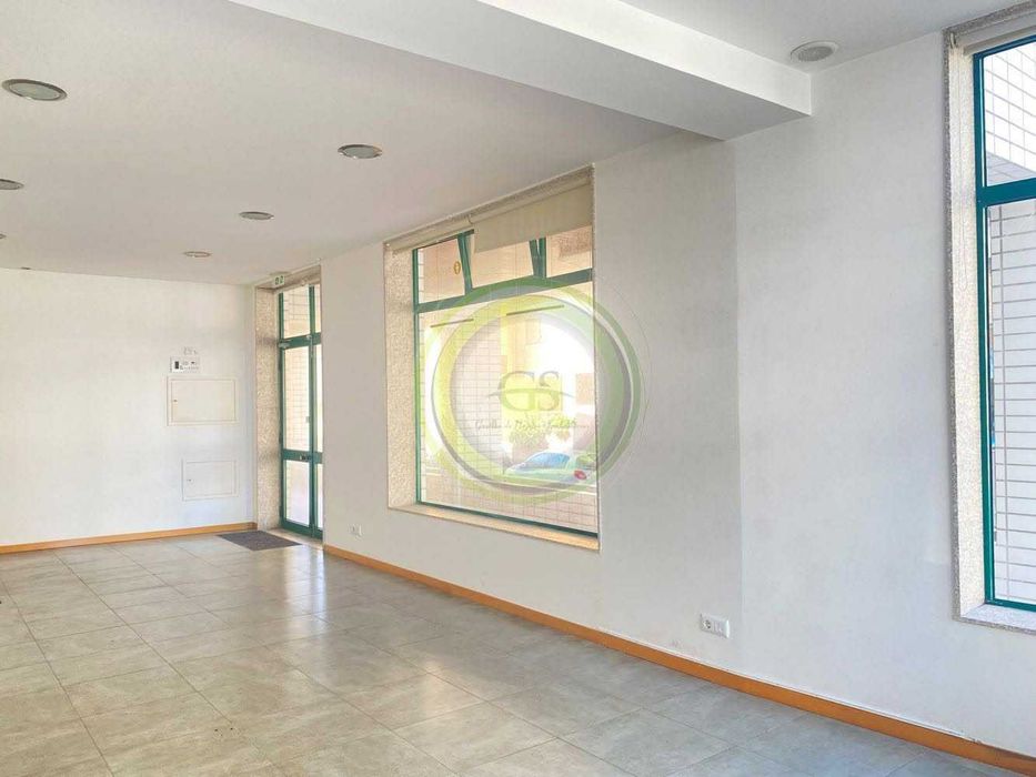 Loja Comercial para Arrendamento em Aver-o-Mar.