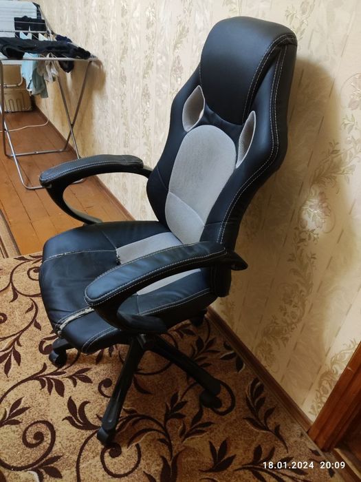 Стіл письмовий, комп'ютерний поличка під клавіат геймерське  крісло