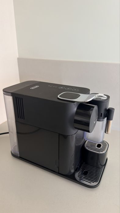 Maquina cafe nespresso Latissima One Shadow Black