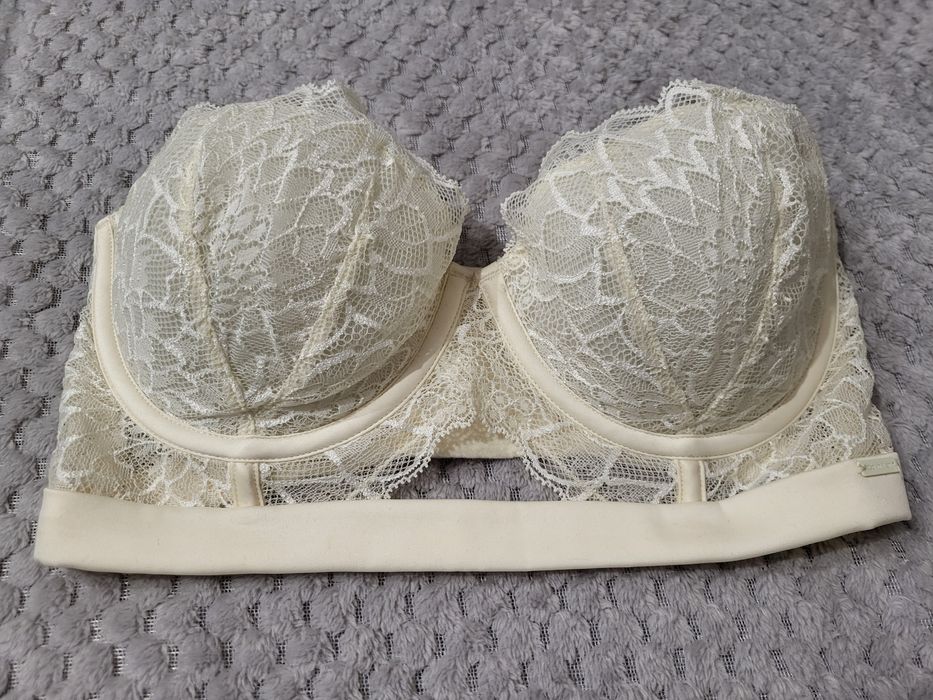 Elegancki kremowy piękny wygodny biustonosz Calvin Klein 65C/D