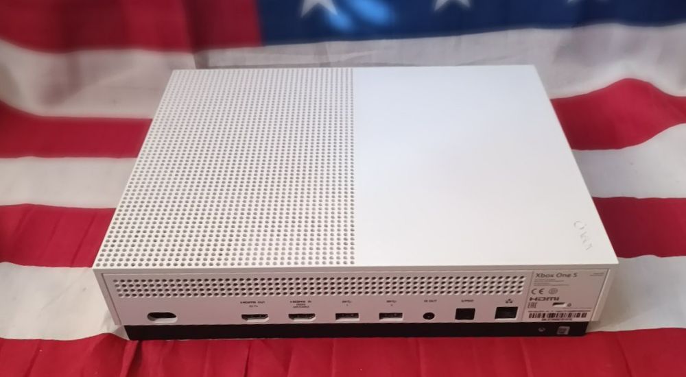 Xbox one s 1tb з двома джойстиками