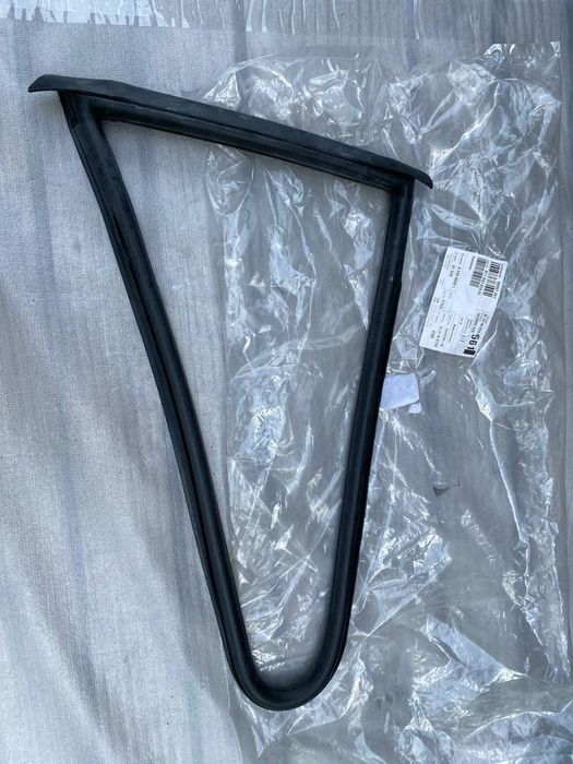 Porsche 911 ущільнювач правої форточки 91154303601