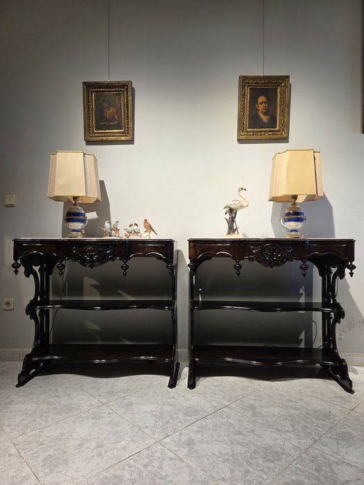 Par de Credências Românticas em Pau-santo. 

Peças antigas e restaurad