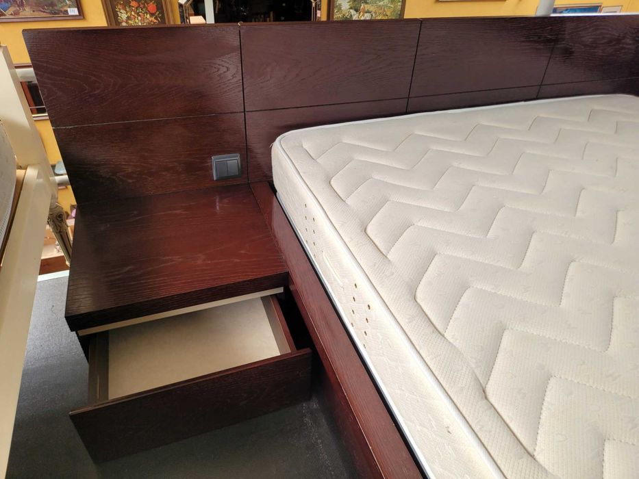 Conjunto de cama com arrumação mais duas mesas de cabeceira e colchão