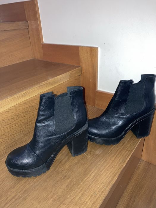 Botins pretos compensados