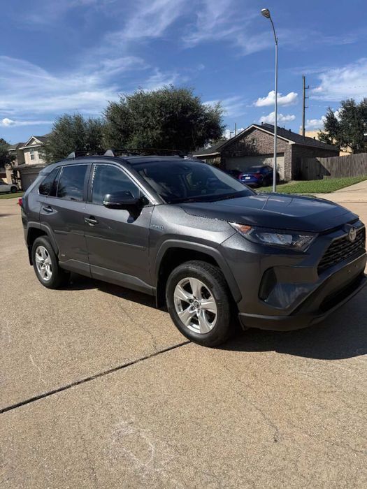 Toyota RAV4 Hybrid XLE Premium      2021