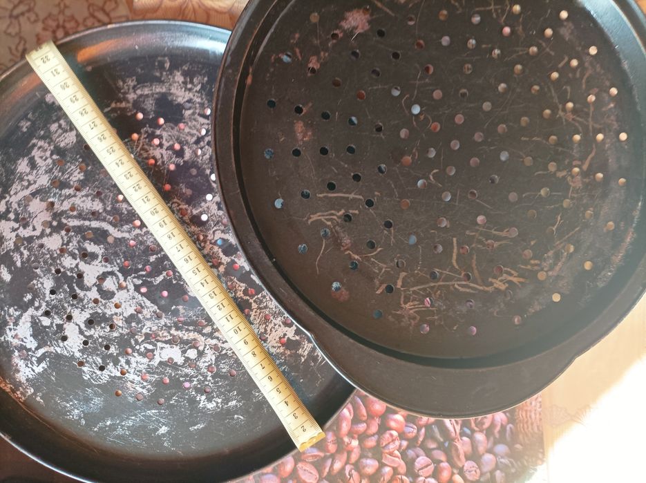 Форма для пиццы и чашка