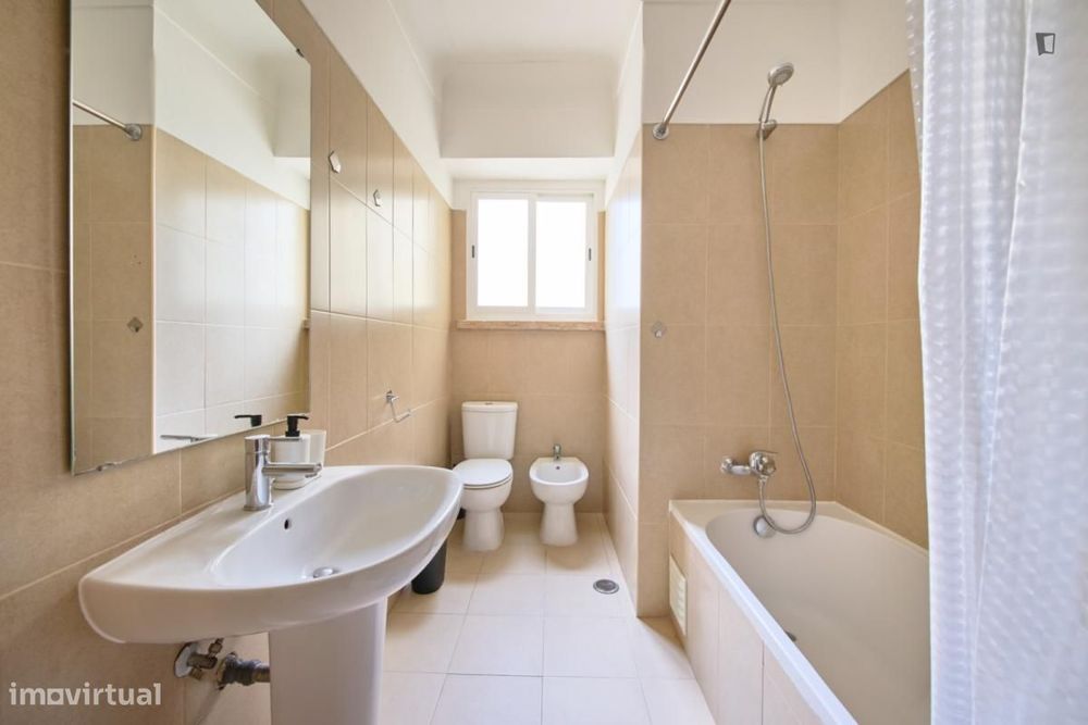 Quarto - localizado em Arroios Lisbon