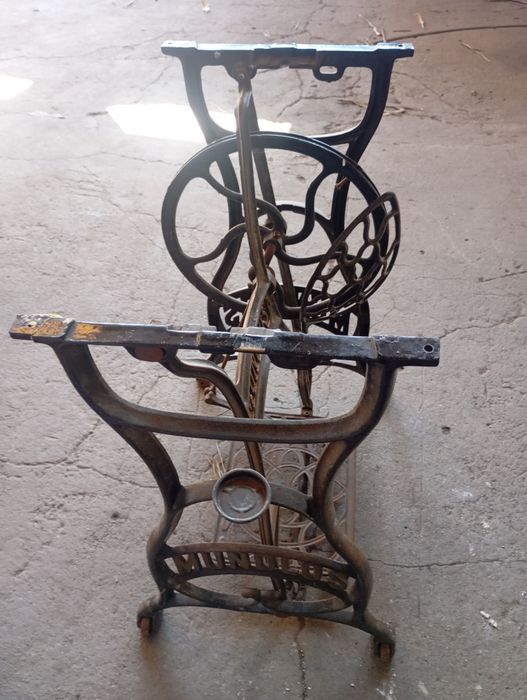 Vendo pé de máquina muito bonito bom estado