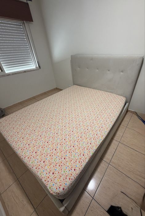 Cama de casal com estrado (200x160)