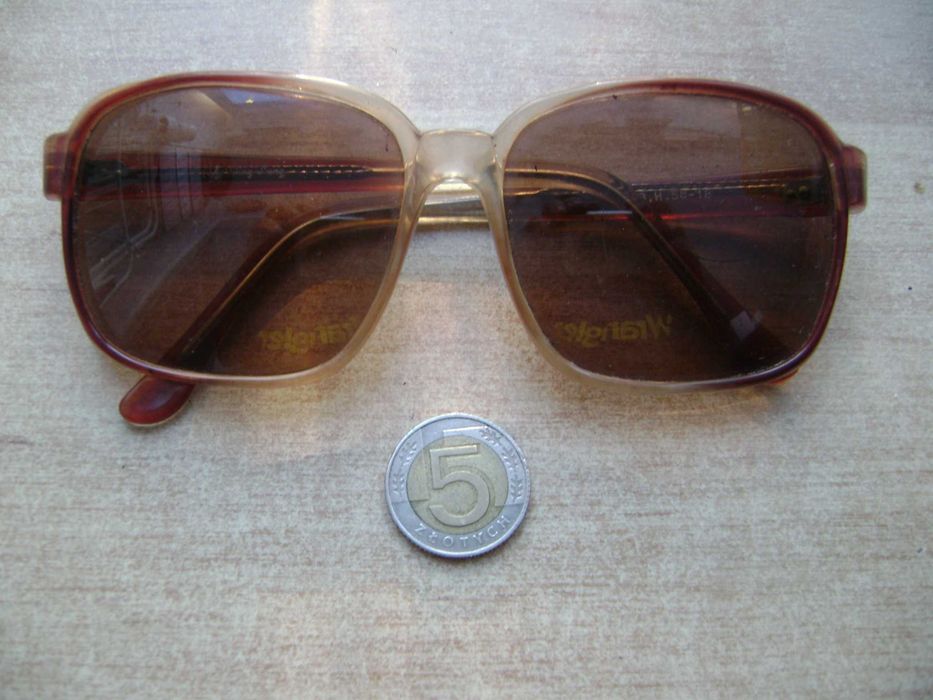 Starocie z PRL - Moda = Okulary przeciwsłoneczne ala Generał Jaruzelski z PRL-u rozstaw ramion 13,5 cm TANIO