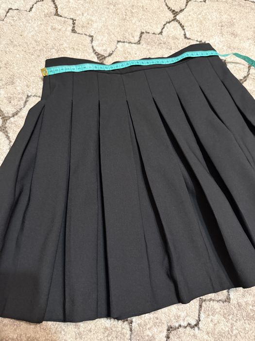 Чорна плісирована спідниця