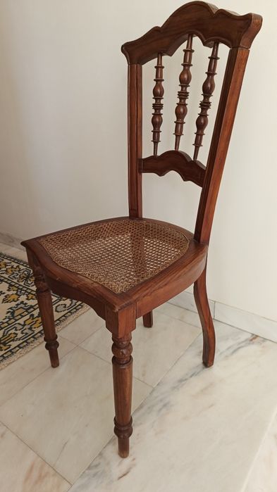 Cadeira antiga em palhinha