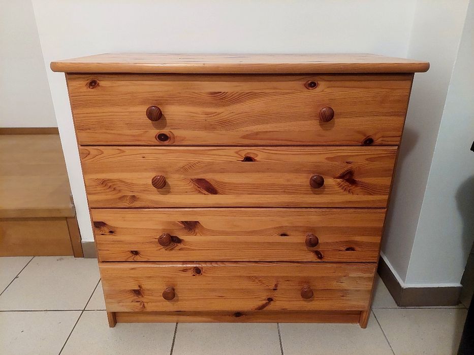 Sosnowa komoda z czterema szufladami