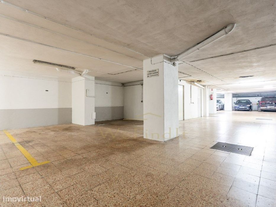 Apartamento T1 remodelado num condomínio com garagem, piscina e jar...