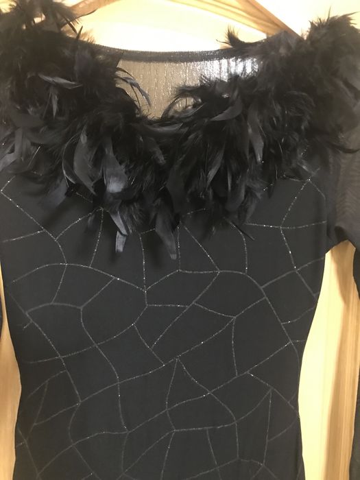 Сукня вечірня з пір‘ям  та сіткою /максі