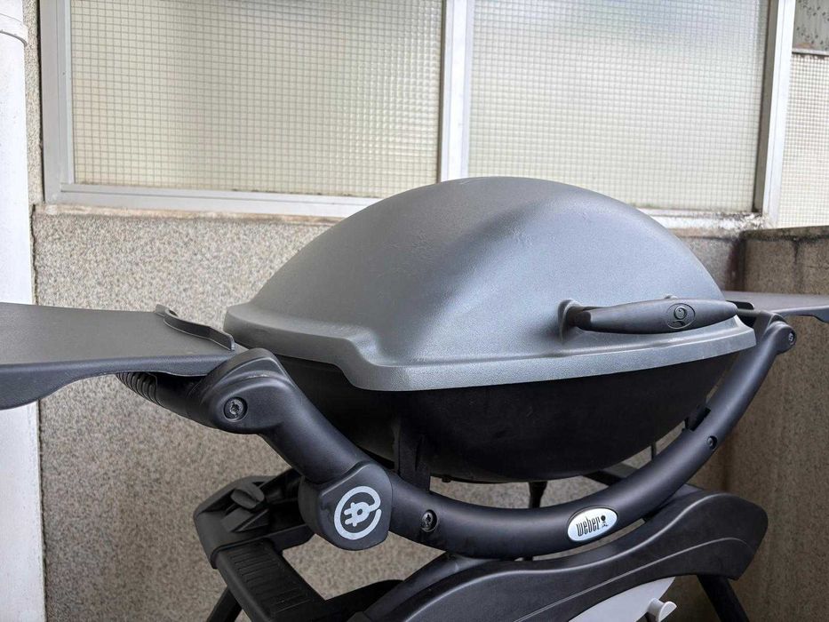 Barbecue eléctrico portátil Weber Q 1400 com suporte