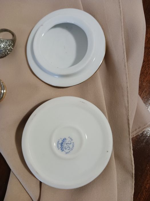 Caixinha rendonda em porcelana