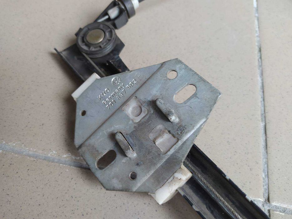 Склопідіймач механічний правий (R) Volkswagen Т-4