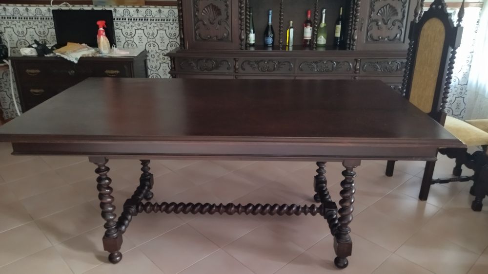 Mesa, cadeiras e móvel