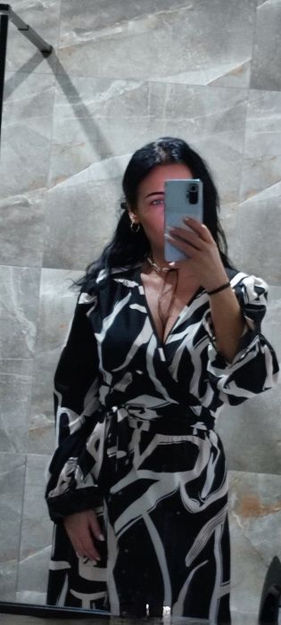 Piękna wieczorowa satynowa sukienka