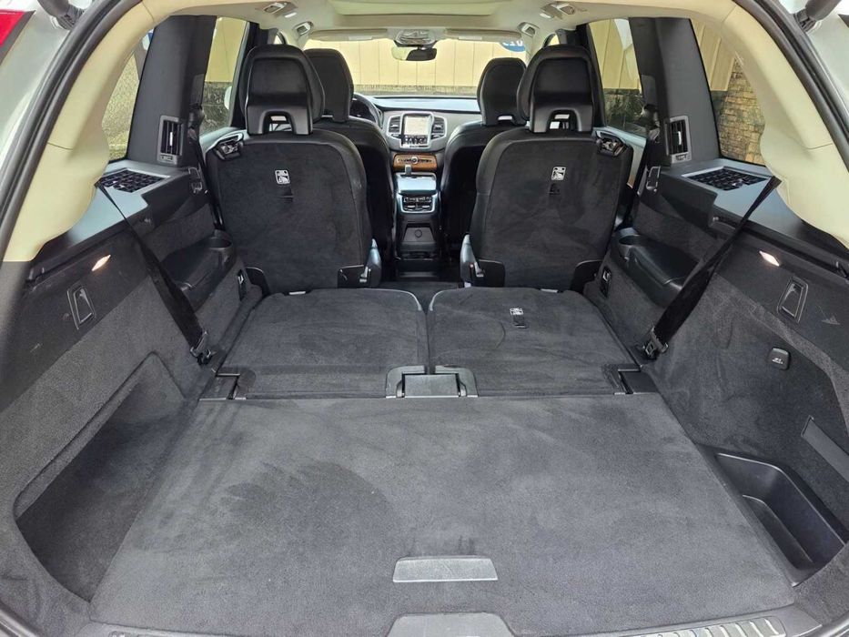 Volvo XC90 T8      2022