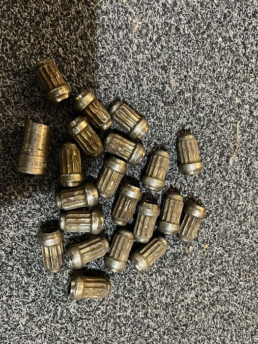 Nakrętki nakrętka M12x1,5 do kół TOYOTA