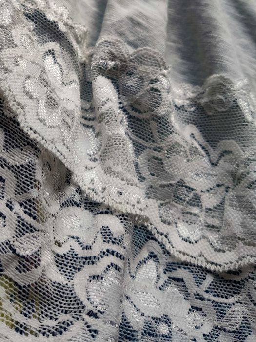 Biały podkoszulek luźny z koronkowym wykończeniem