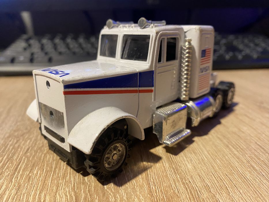 Amerykański ciagnik siodlowy McToy