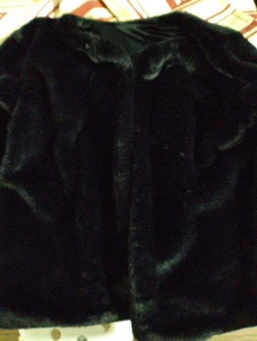 Casaco de inverno preto fofinho