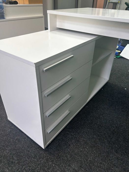 Białe biurko narożne