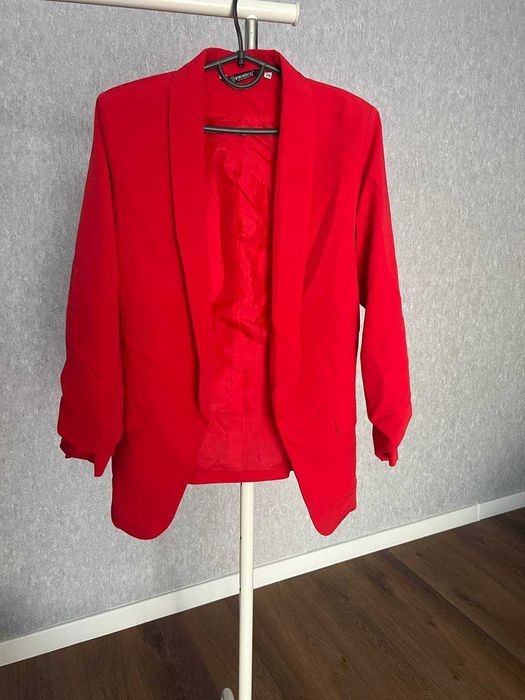 Червоний брючний костюм