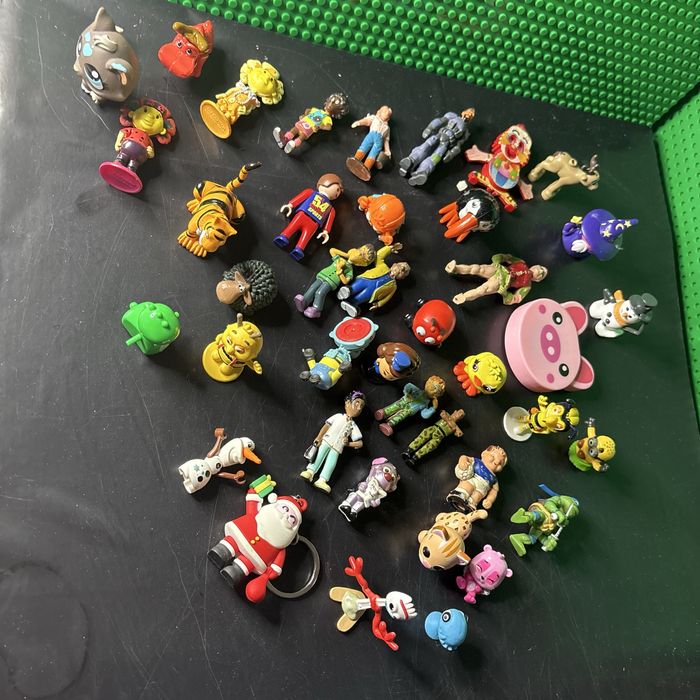 коллекция различных пластиковых фигурок