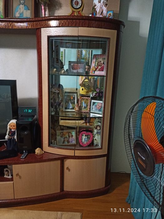 Набір меблів у вітальню. Стінка, комод, столик