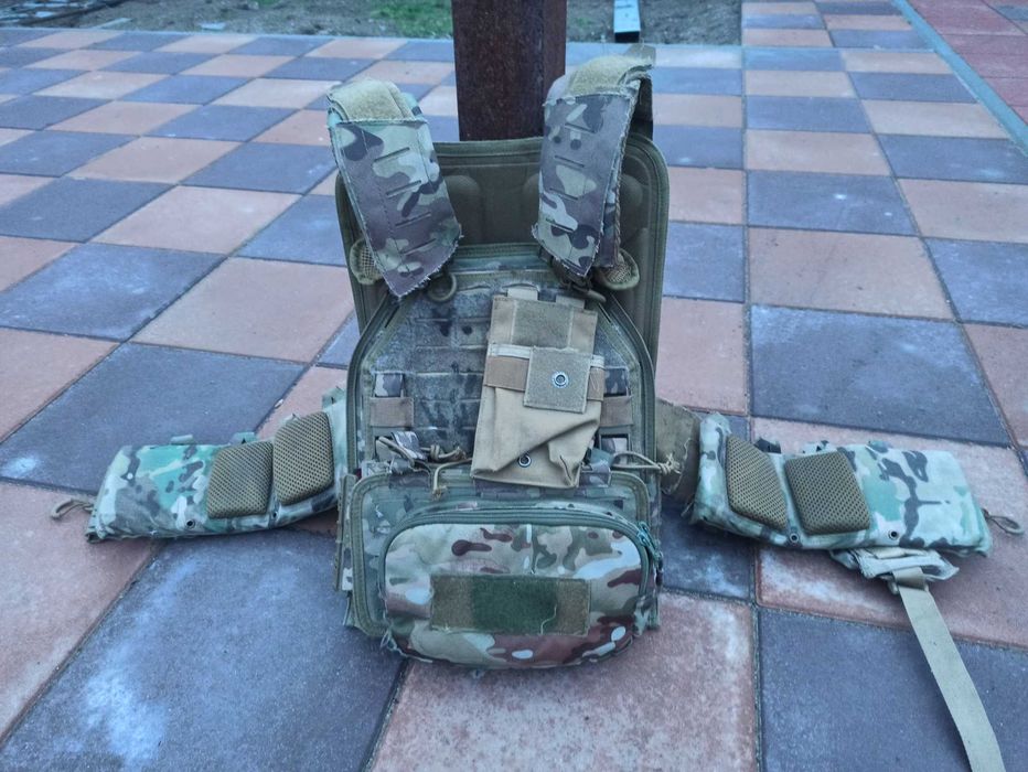 Бронежелет і тактичний шолом