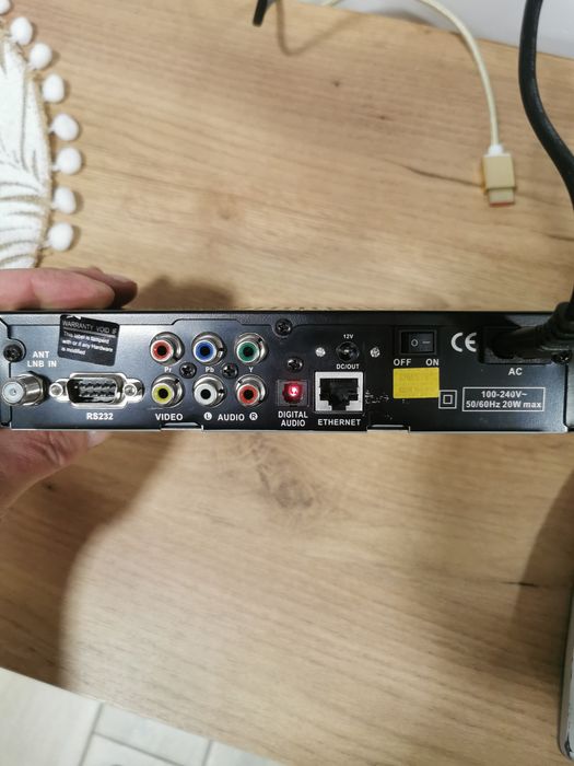 Tuner satelitarny dm-518-s pilot, włącza i świeci.