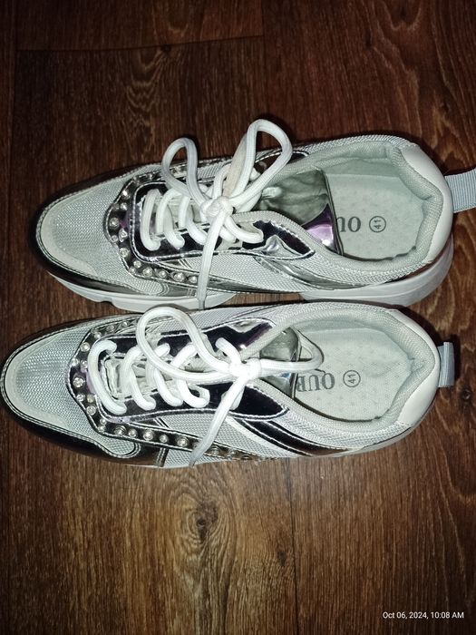 Продаю  білі кросівки