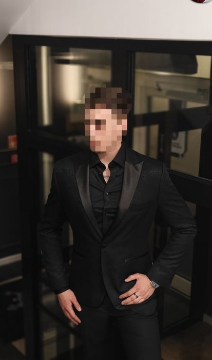 Garnitur smokingowy z fakturą