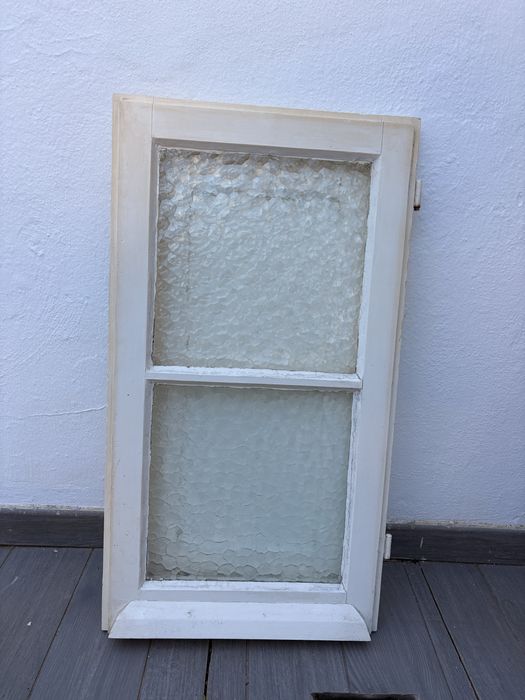 Janela em madeira maciça vintage, com postigo e vidro texturizado [45x83 cm]