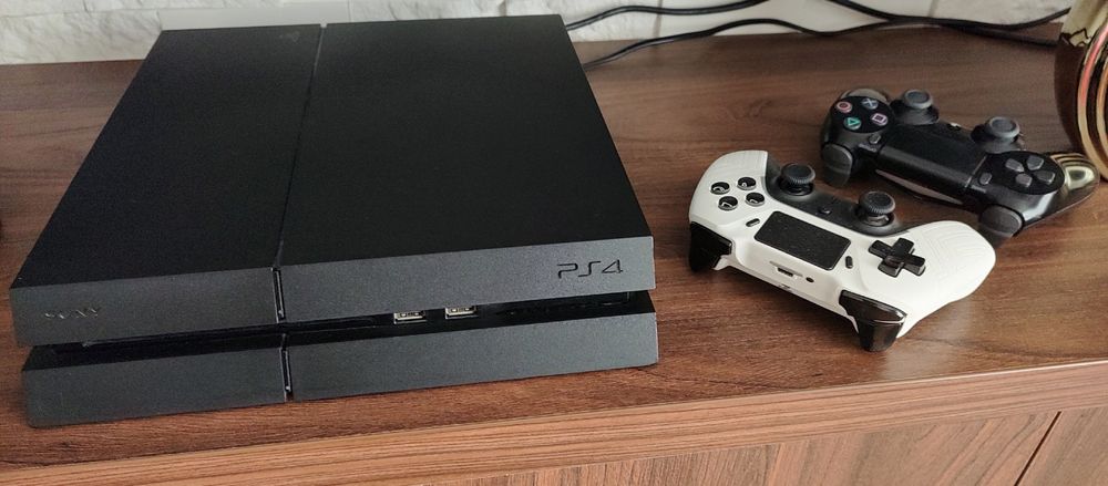 Konsola PS4 Slime + 2 pady