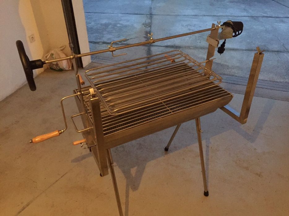 Churrasqueira inox pernil e frangos