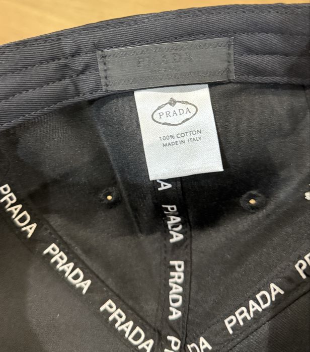 Кепка P беж чорна прада