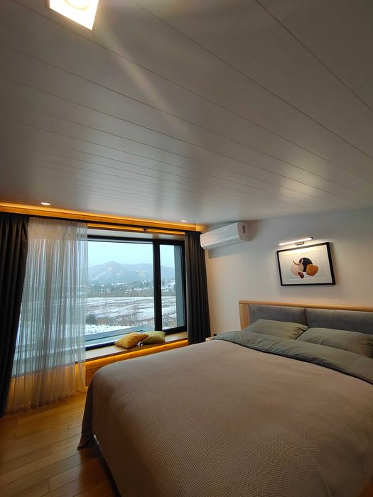 Шикарный сучасный котедж з мальовничими краєвидами гори Карпати є чан