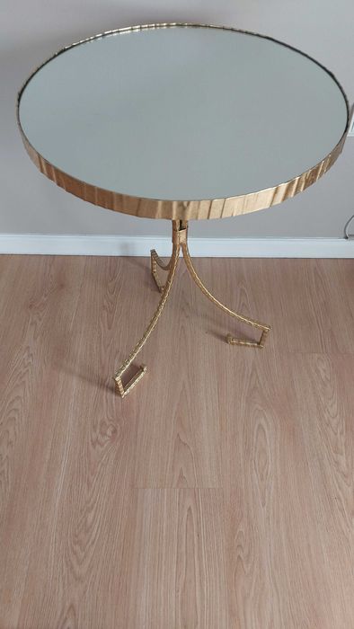 Mesa de apoio dourada com espelho